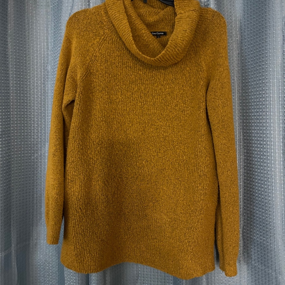 Burnt yellow turtle neck
